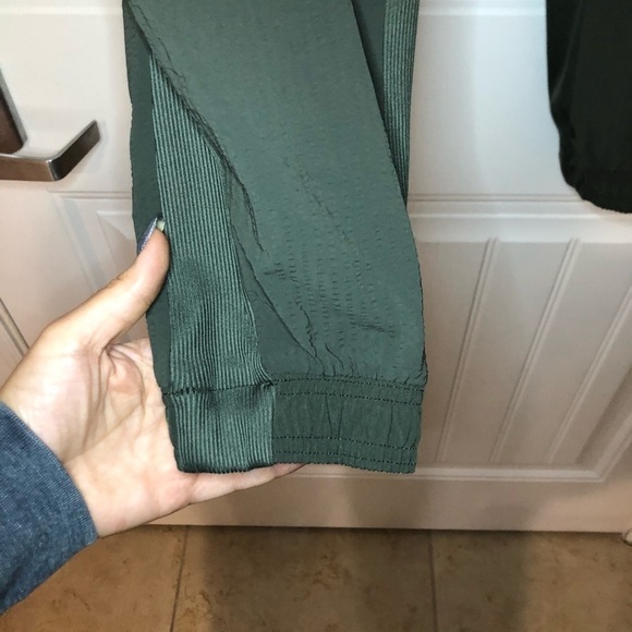 Athleta Olive Green Textured Brooklyn Joggers Size 2 - Picture 7 of 12